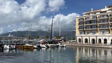 Marina ve yatları dağların arka planında otel naibi yakınlarında. Porto, Karadağ. Yüksek kalite 4k görüntü