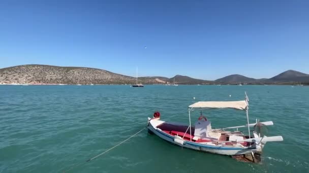 Αλιευτικό Σκάφος Ταλαντεύεται Στα Κύματα Στην Προβλήτα Φόντο Βουνά Υψηλής — Αρχείο Βίντεο