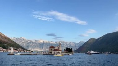 Sürat tekneleri Kotor Körfezi 'ndeki Gospa od Skrpjela adası boyunca yüzerler. Yüksek kalite 4k görüntü