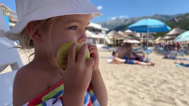 Маленька Дівчинка Сидить Пляжі Їсть Велику Грушу Високоякісні Кадри — стокове відео