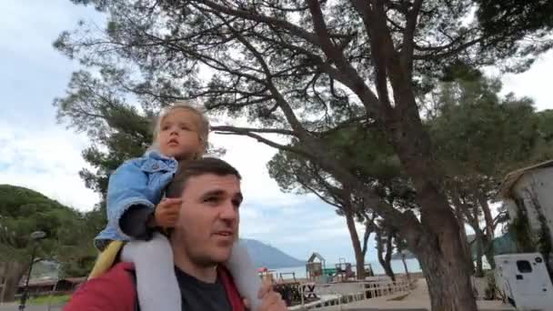 Papà Con Una Bambina Sulle Spalle Cammina Lungo Strada Una — Video Stock