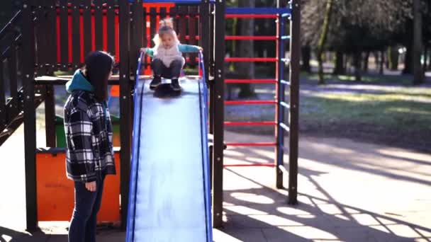 Mama Stoi Obok Małej Dziewczynki Zjeżdżającej Zjeżdżalni Placu Zabaw Wysokiej — Wideo stockowe
