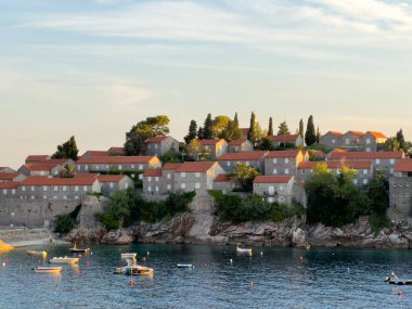 Tekneler Sveti Stefan adası yakınlarında demirli. Karadağ. Yüksek kalite fotoğraf