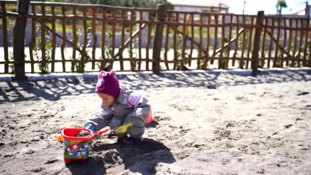 Ragazzina Che Gioca Con Sabbia Nel Parco Giochi Filmati Alta — Video Stock