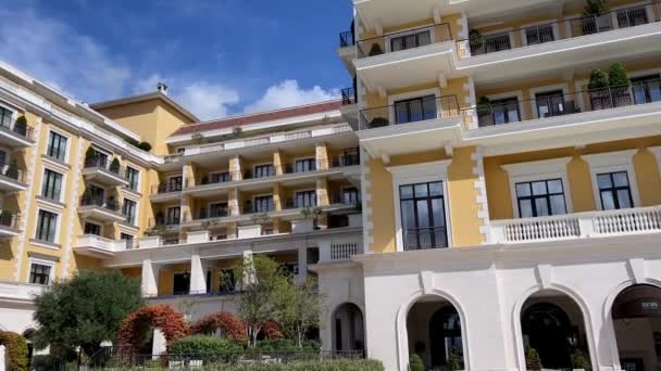 テラス付きの高価なホテルリージェントの黄色のファサード モンテネグロのポルト 高品質4K映像 — ストック動画