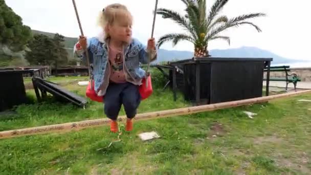 Menina Balança Uma Corda Balançar Praia Lado Seu Pai Imagens — Vídeo de Stock