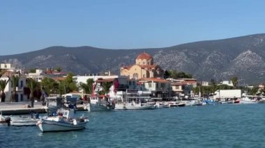 Kilada kasabasının körfezindeki dalgalarda demirli yatlar sallanıyor. Yunanistan. Yüksek kalite 4k görüntü