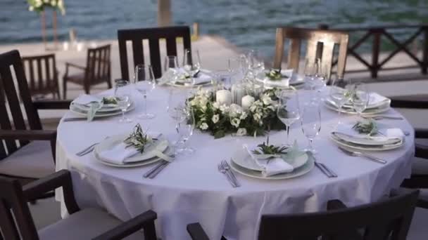 Denizin Kıyısındaki Iskeleye Çiçekli Bir Çelenkle Şenlik Masası Kurduk Yüksek — Stok video