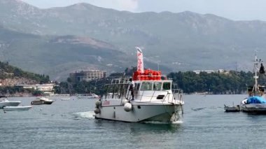 Boş turist teknesi iskeleye gider, çamurlukları indirir. Yüksek kalite 4k görüntü
