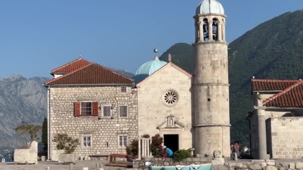 Kostel Panny Marie Skalách Kotorském Zálivu Pozadí Hor Černá Hora — Stock video