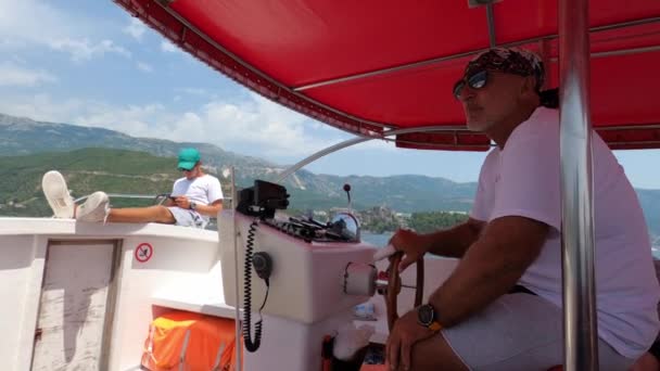 Kapitan Prowadzi Jacht Motorowy Turystami Morzu Tle Gór Wysokiej Jakości — Wideo stockowe