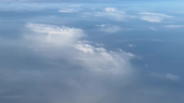 Mavi Gökyüzünde Beyaz Kümülüs Bulutları Uçak Manzaralı Yüksek Kalite Görüntü — Stok video