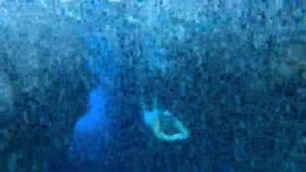 Nuotatore Maschera Pinne Emerge Una Grotta Sottomarina Nuota Filmati Alta — Video Stock