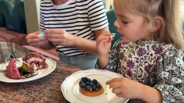 소녀는 카페에서 조각을 케이크를 먹는다 고품질 — 비디오