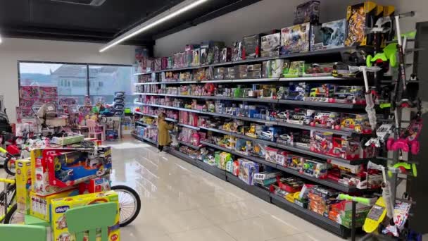 Dziewczynka Wybiera Zabawki Półce Kolorowymi Pudełkami Sklepie Wysokiej Jakości Materiał — Wideo stockowe