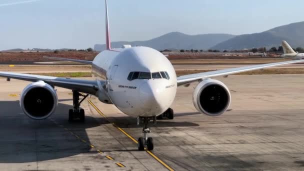 Avion Passagers Descendant Lentement Piste Images Haute Qualité — Video