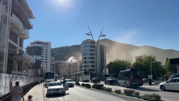 Fumaça Incêndio Prédio Alto Uma Cidade Resort Sopé Das Montanhas — Vídeo de Stock