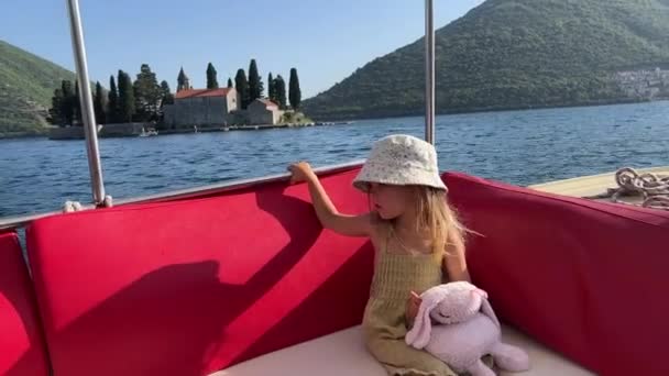 Menina Está Navegando Barco Baía Kotor Passando Pela Ilha São — Vídeo de Stock