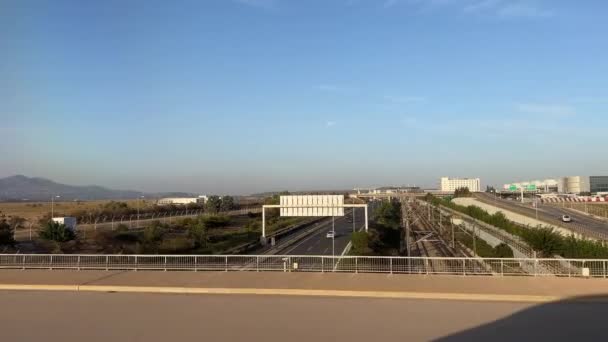 在平原上的公路桥上 车流以山脉为背景 高质量的4K镜头 — 图库视频影像