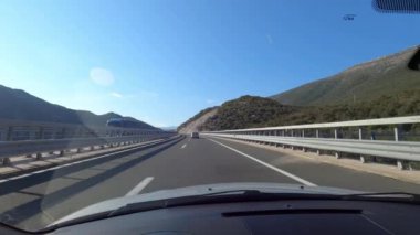 Dağ yolunda hareket var. Ön camdan görüntüyü al. Yüksek kalite 4k görüntü