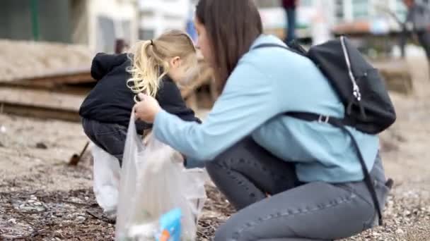 Μαμά Ένα Κοριτσάκι Γάντια Μαζεύουν Σκουπίδια Στην Παραλία Υψηλής Ποιότητας — Αρχείο Βίντεο