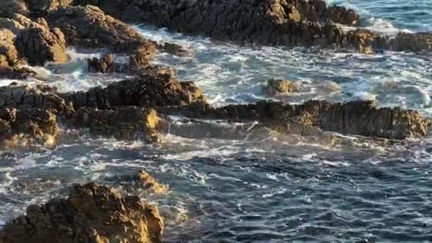 Θαλασσινά Κύματα Φουντώνουν Μια Βραχώδη Ακτή Υψηλής Ποιότητας Πλάνα — Αρχείο Βίντεο