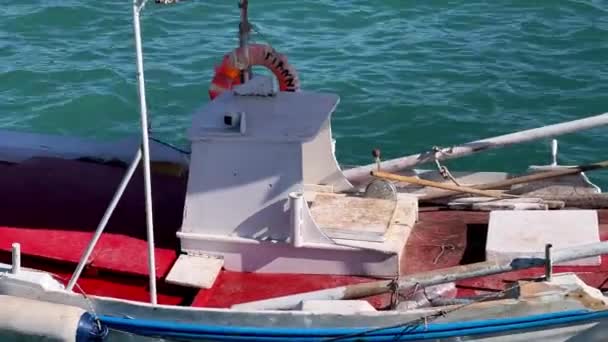 Рибальський Човен Веслами Гойдається Хвилях Високоякісні Кадри — стокове відео