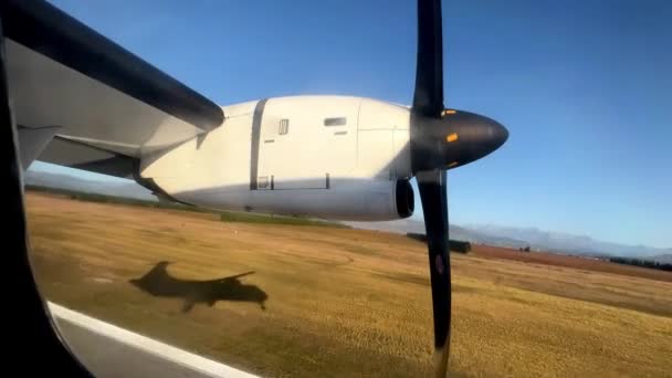 Från Fönstret Den Roterande Propellern Ett Flygplan Som Lyfter Ovanför — Stockvideo