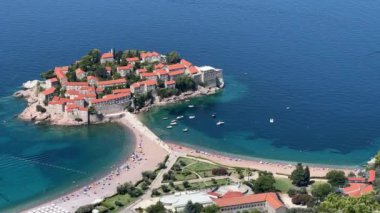 Sveti Stefan adasına kadar isthmus 'ta kumsalda. Karadağ. Yüksek kalite 4k görüntü