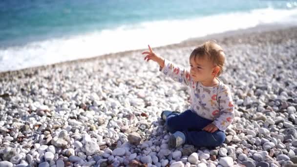 Маленька Дитина Сидить Пляжі Вказує Море Високоякісні Кадри — стокове відео