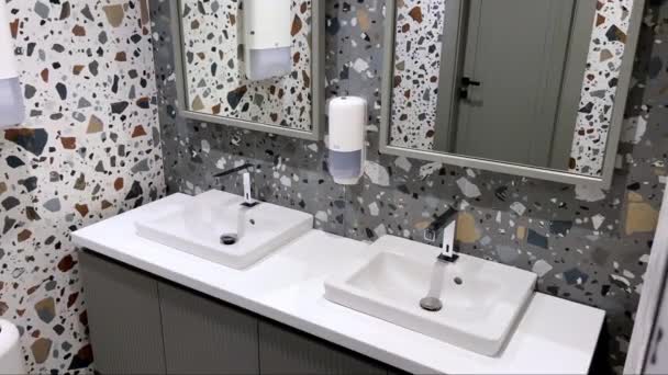 Łazienka Hotelowa Kolorowymi Marmurowymi Ścianami Dwoma Umywalkami Wysokiej Jakości Materiał — Wideo stockowe