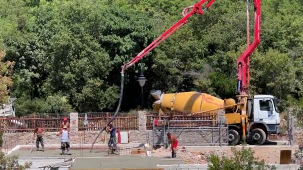 Los Trabajadores Vierten Los Cimientos Sitio Construcción Con Una Bomba — Vídeo de stock