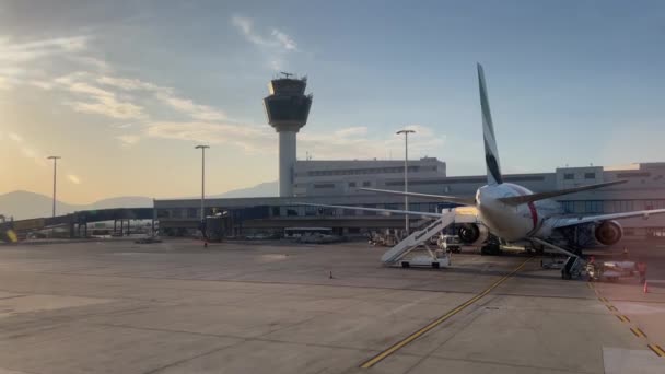 空港で出発の準備をしている旅客機 高品質4K映像 — ストック動画