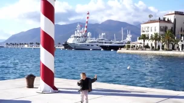 Mama Podąża Małą Dziewczynką Biegnącą Pobliżu Latarni Morskiej Molo Wysokiej — Wideo stockowe