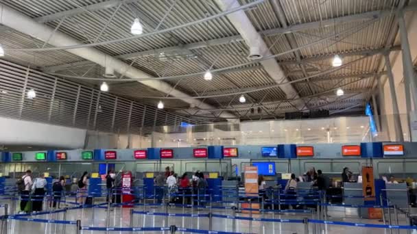Люди Стоят Стойки Регистрации Зале Аэропорта Высококачественные Кадры — стоковое видео