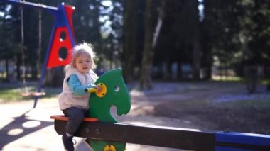 Parkta salıncakta sallanan küçük kız. Yüksek kalite 4k görüntü