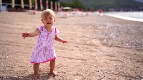 Маленька Дівчинка Стоїть Босоніж Піщаному Пляжі Задихається Високоякісні Кадри — стокове відео