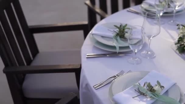 Σερβίρεται Τραπέζι Καλυμμένο Λευκό Τραπεζομάντηλο Υψηλής Ποιότητας Υλικό Fullhd — Αρχείο Βίντεο