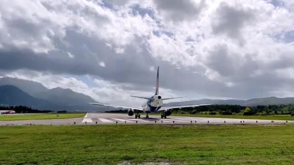 旅客用飛行機は離陸の準備のために滑走路を課税している 高品質4K映像 — ストック動画