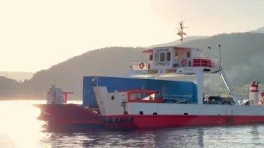 Arabaları ve kamyonları olan feribot denizde yüzüyor. Yüksek kalite 4k görüntü
