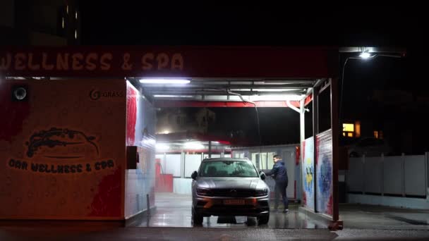 Οδηγός Πλένει Αυτοκίνητό Του Ένα Πλυντήριο Αυτοκινήτων Self Service — Αρχείο Βίντεο