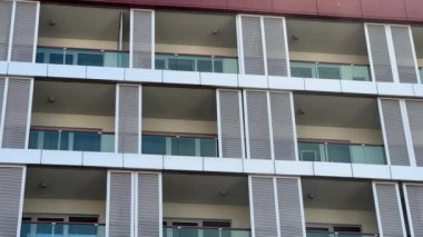 Evin çatısından yoğun beyaz duman yükseliyor. Yüksek kalite 4k görüntü