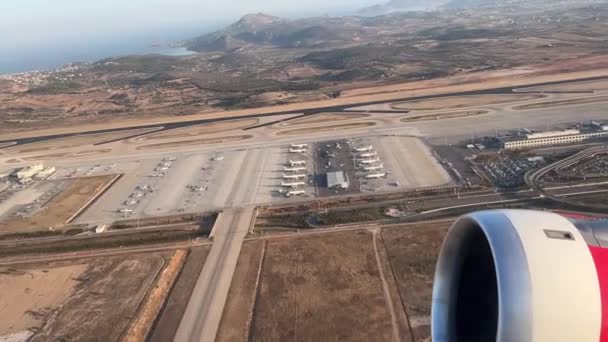 Pemandangan Dari Jendela Pesawat Lepas Landas Pesawat Yang Diparkir Bandara — Stok Video