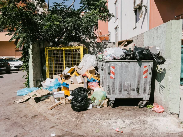 쓰레기는 근처에 범람하는 쓰레기통 고품질 — 스톡 사진