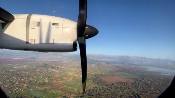 Rotierender Propeller Eines Über Dem Boden Fliegenden Flugzeugs Bullaugen Blick — Stockvideo