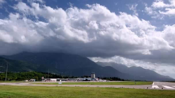 Repülőtéri Infrastruktúra Kifutópályákkal Ködös Hegyek Lábánál Kiváló Minőségű Felvételek — Stock videók