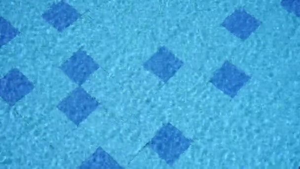 在铺着瓷砖的地板上方的游泳池里 碧绿的水里有裂痕 高质量的4K镜头 — 图库视频影像