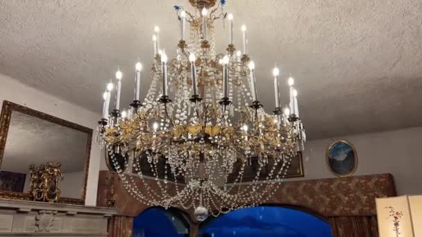 大吊灯 天花板上有水晶吊灯和蜡烛灯 高质量的4K镜头 — 图库视频影像