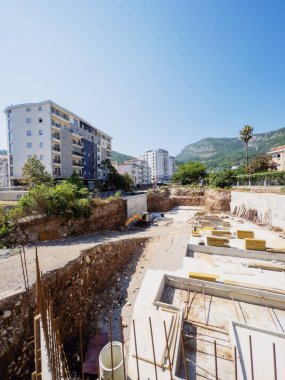 Kazıcı, temelleri döken çerçevelerin yanındaki şantiyede çalışıyor. Yüksek kalite fotoğraf