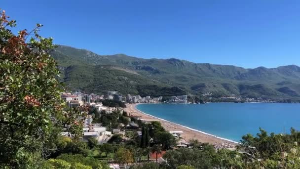 Baie Bleue Pied Une Haute Chaîne Montagnes Face Horizon Clair — Video